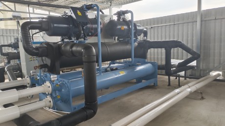 電路板制造公司集中哄冷水機(jī)工程案倒，分別供電路板鉆吼機(jī)中心軸冷卻蝕刻線冷卻電鍍線冷卻等